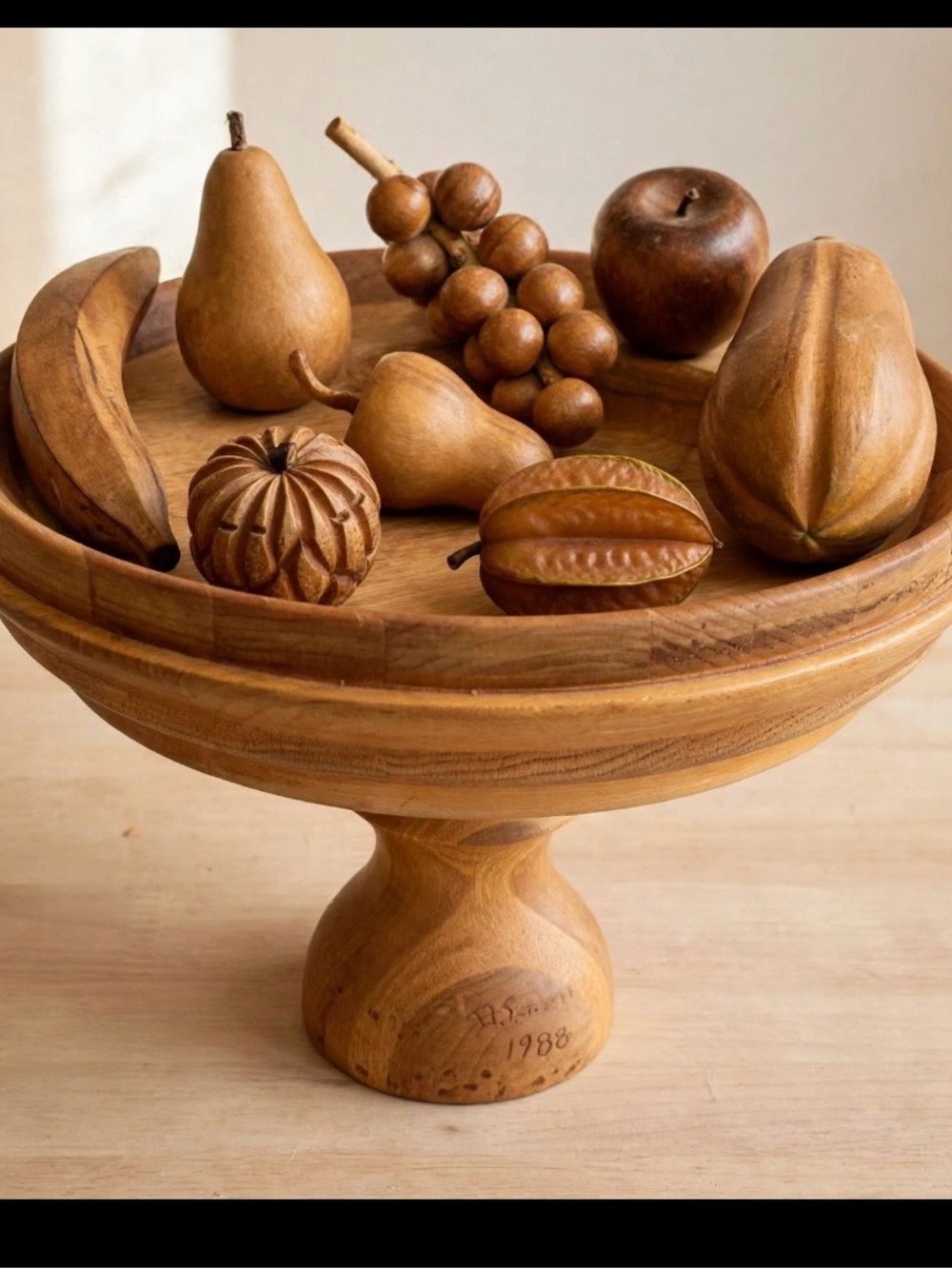 Bol à fruits sur pied en bois tourné signé 1988 & 8 fruits sculptés Vintage